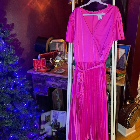 Pink Pleated V Neck Dress - Picture 2 of 3